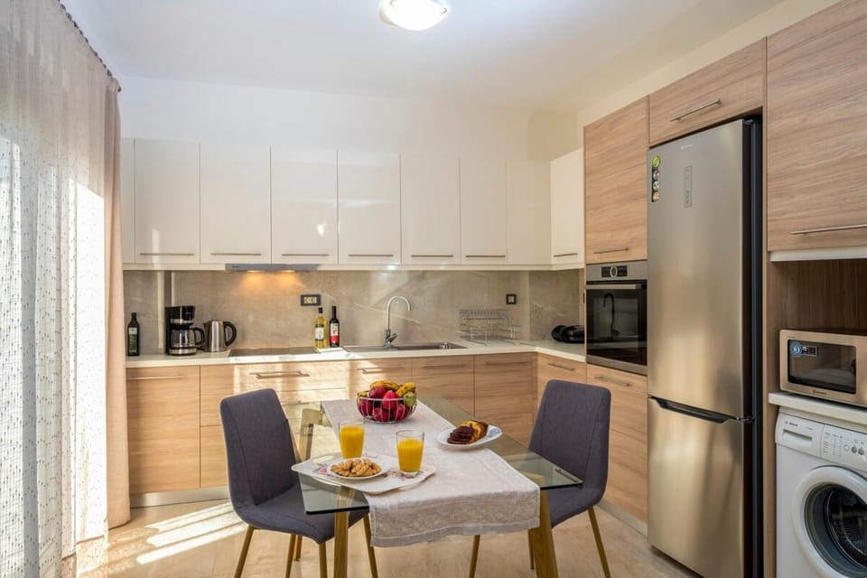 House | 4 bedrooms, desk