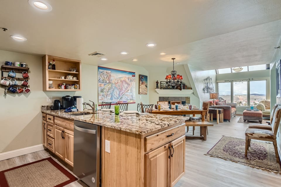 Condo, 3 Bedrooms | Private kitchen | Fridge, oven, coffee/tea maker, electric kettle