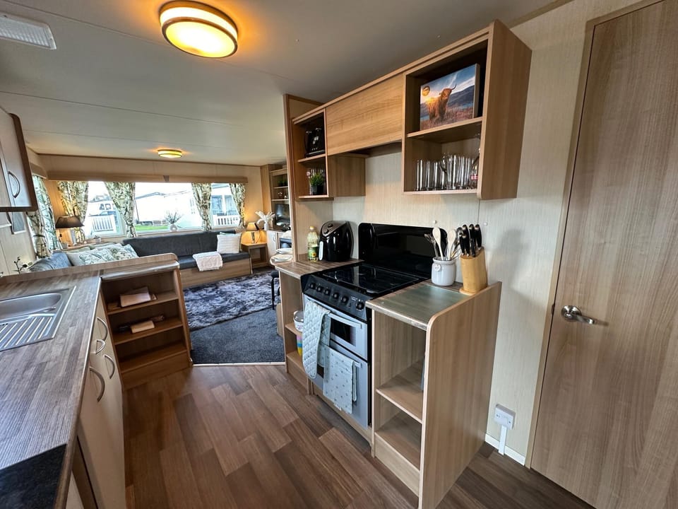 Cabin | Private kitchen | Fridge, microwave, oven, stovetop