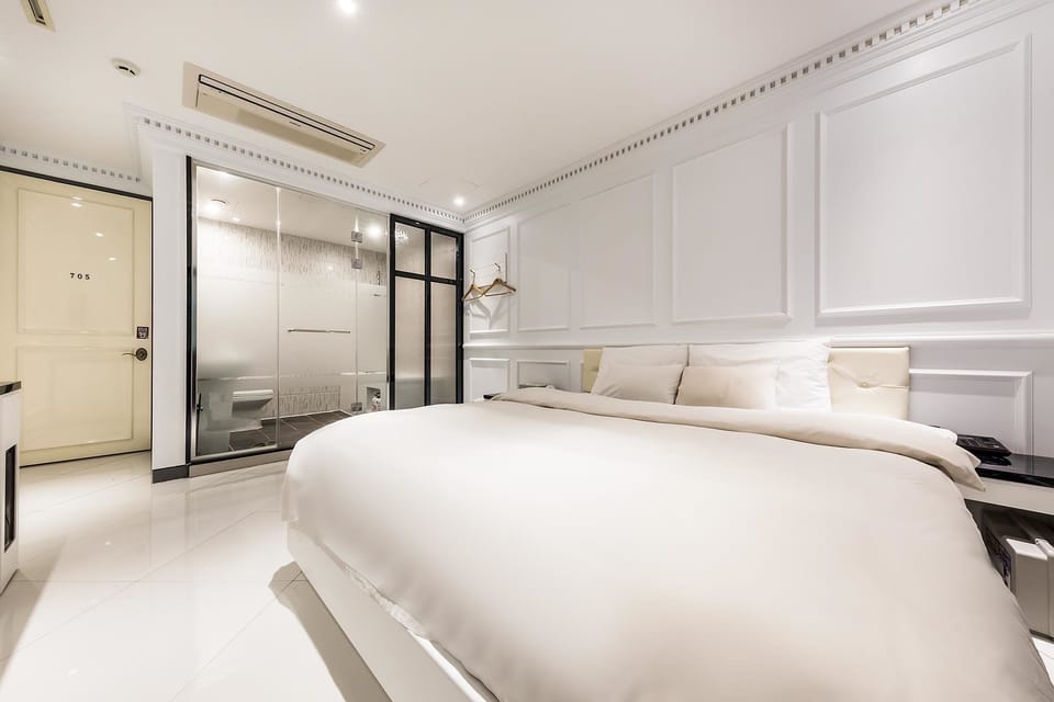 Deluxe Double Room (Fri & Sat Check in 8pm) | Down comforters, free WiFi, bed sheets