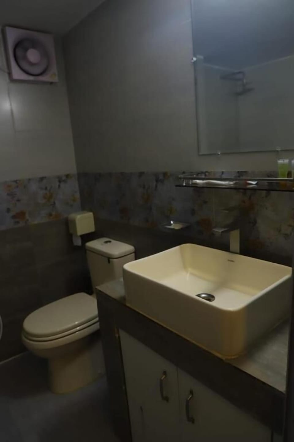 Deluxe Double Room, City View | Bathroom | Rainfall showerhead, free toiletries, slippers, towels