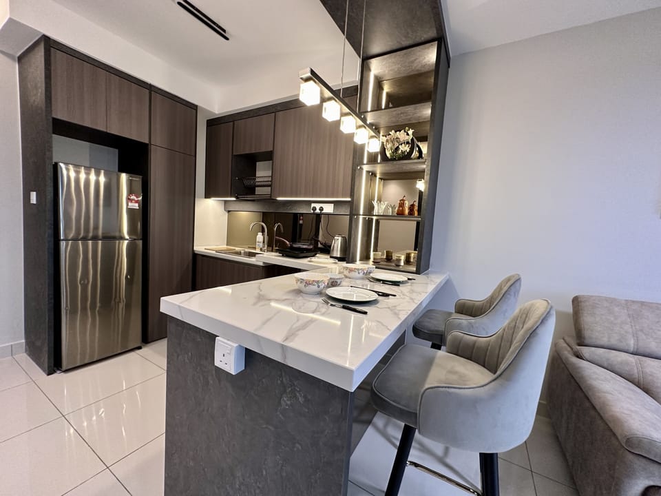 Design Apartment | Private kitchenette | Full-size fridge, stovetop, electric kettle, cookware/dishes/utensils