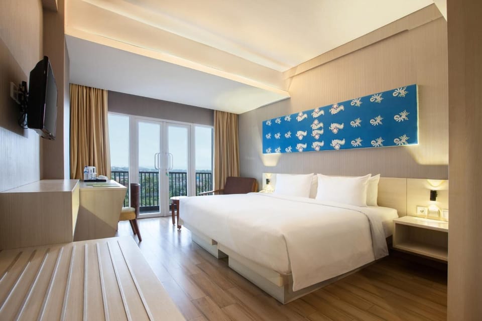 Deluxe Room, 1 King Bed | Minibar, in-room safe, desk, laptop workspace