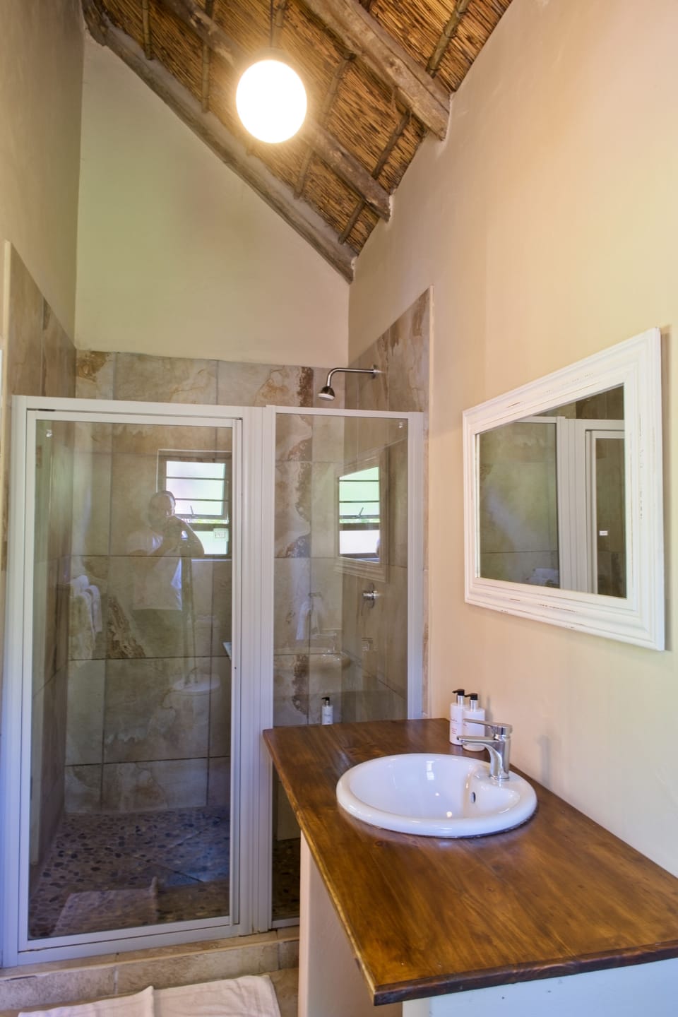 Room, 1 Queen Bed (Valencia hut) | Bathroom | Shower, free toiletries, hair dryer, towels