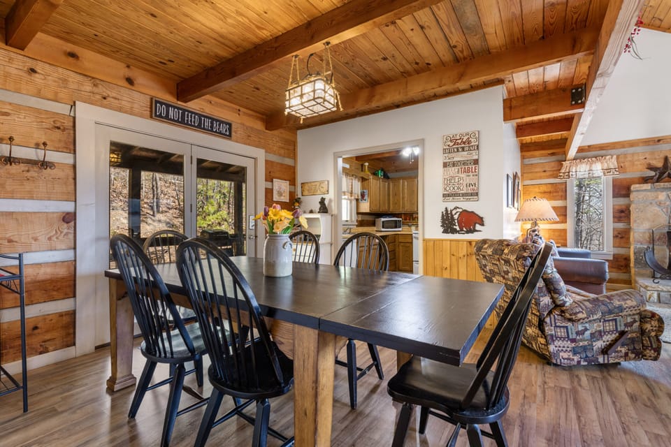 Comfort Cabin, 2 Bedrooms, Non Smoking, Hot Tub | In-room dining