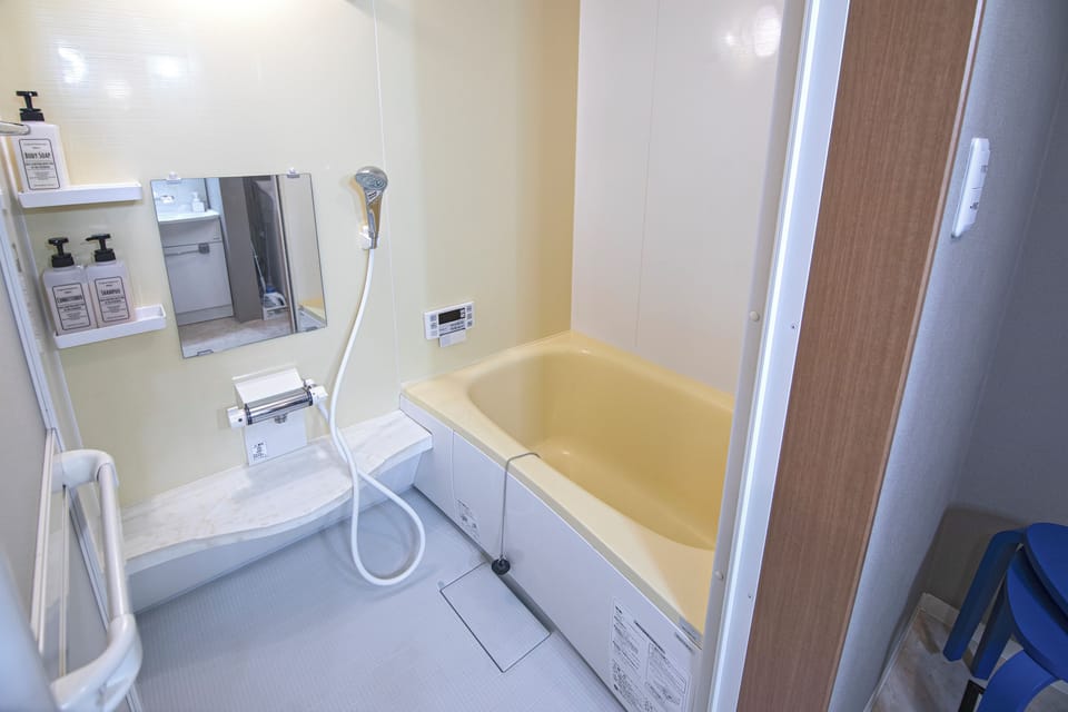 Classic Apartment | Bathroom | Free toiletries, hair dryer