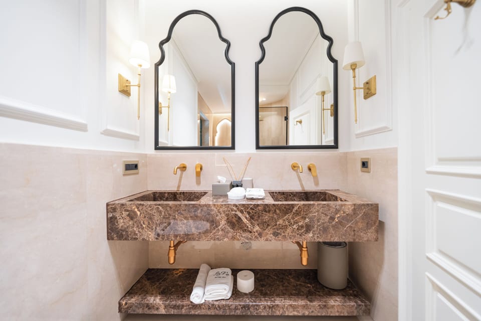 Classic Studio Suite | Bathroom | Shower, free toiletries, hair dryer, bathrobes
