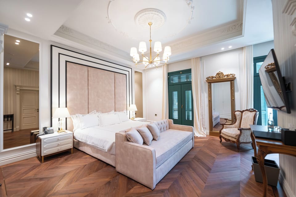 Classic Studio Suite | Premium bedding, minibar, desk, soundproofing