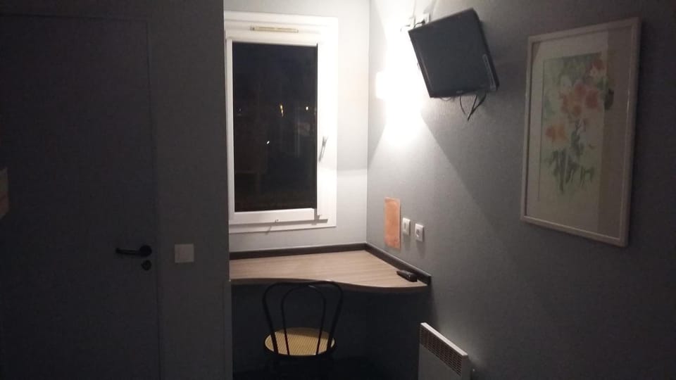Desk, soundproofing, free WiFi, bed sheets