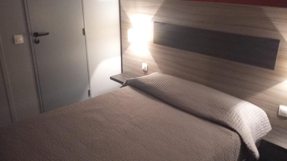 Desk, soundproofing, free WiFi, bed sheets