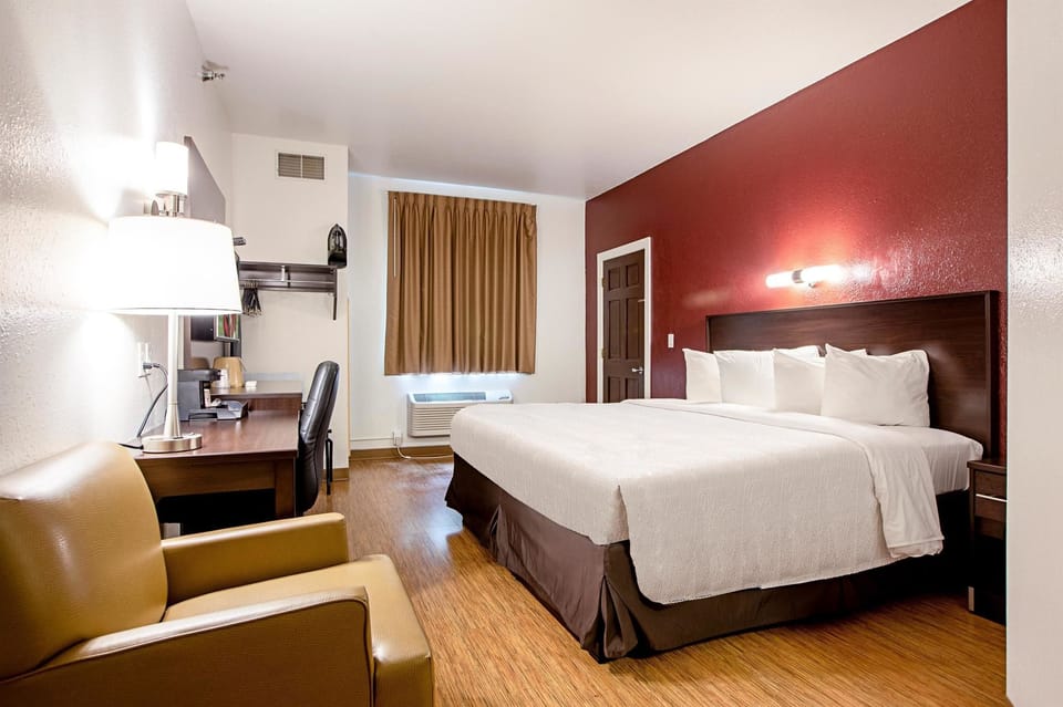 Deluxe Single Room, 1 King Bed, Non Smoking | Desk, iron/ironing board, rollaway beds, free WiFi