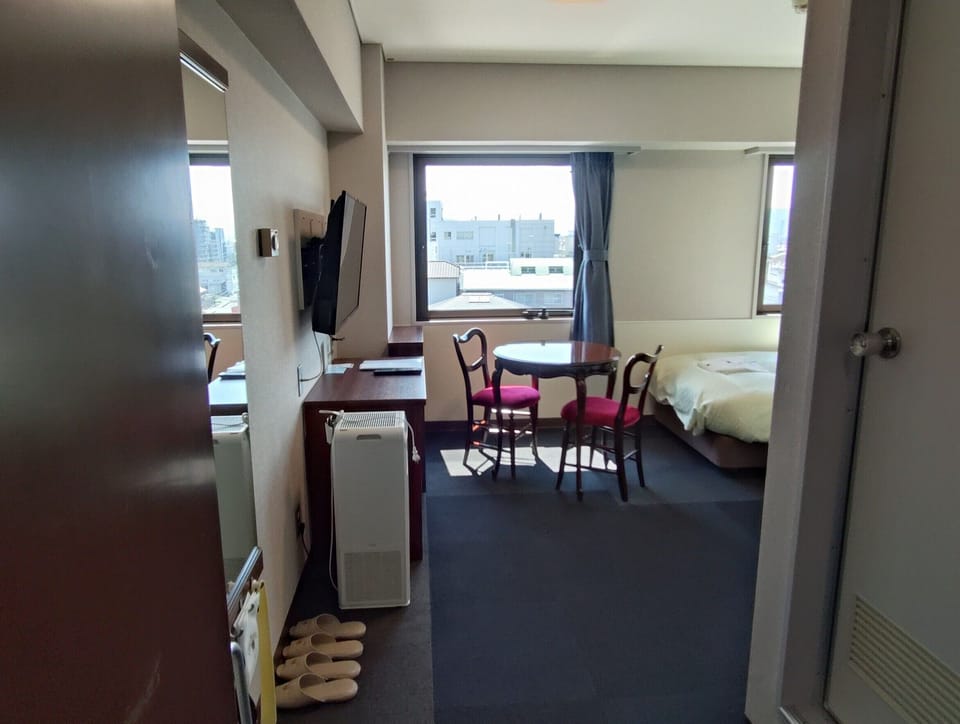Twin Room | Desk, laptop workspace, WiFi (free), bed sheets