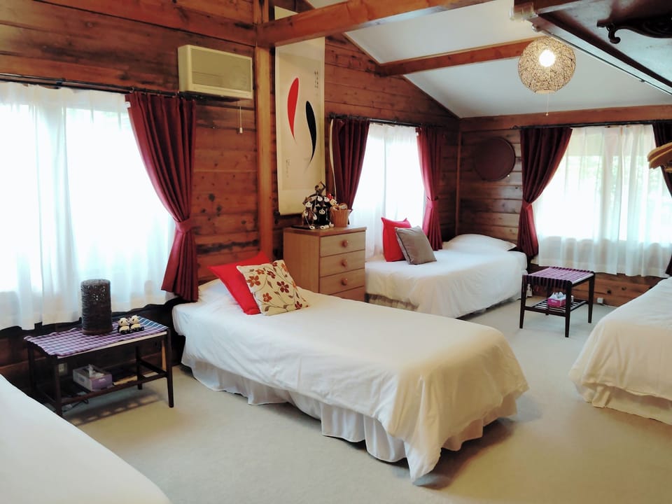 Quadruple Room | Premium bedding, down comforters, WiFi (free), bed sheets