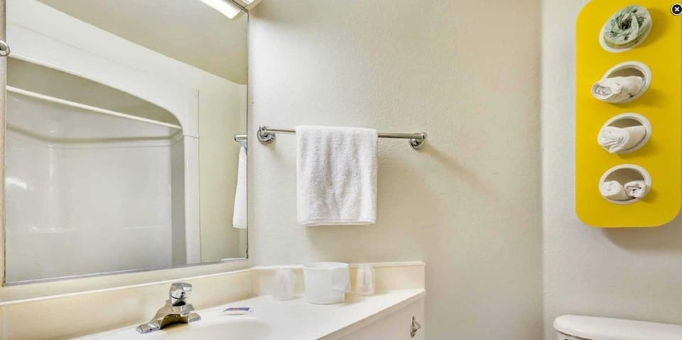Combined shower/tub, hair dryer, towels