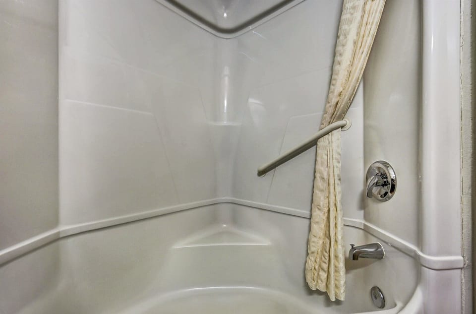 Combined shower/tub, hair dryer, towels