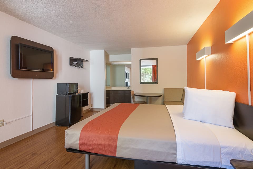 Desk, free WiFi, bed sheets