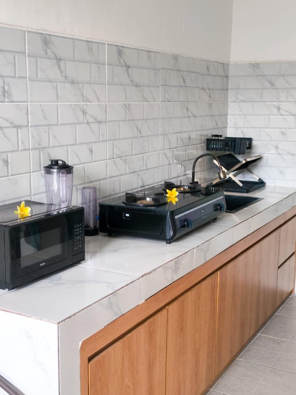 Deluxe Double Room, 1 Bedroom, Pool View | Shared kitchen facilities | Dining tables