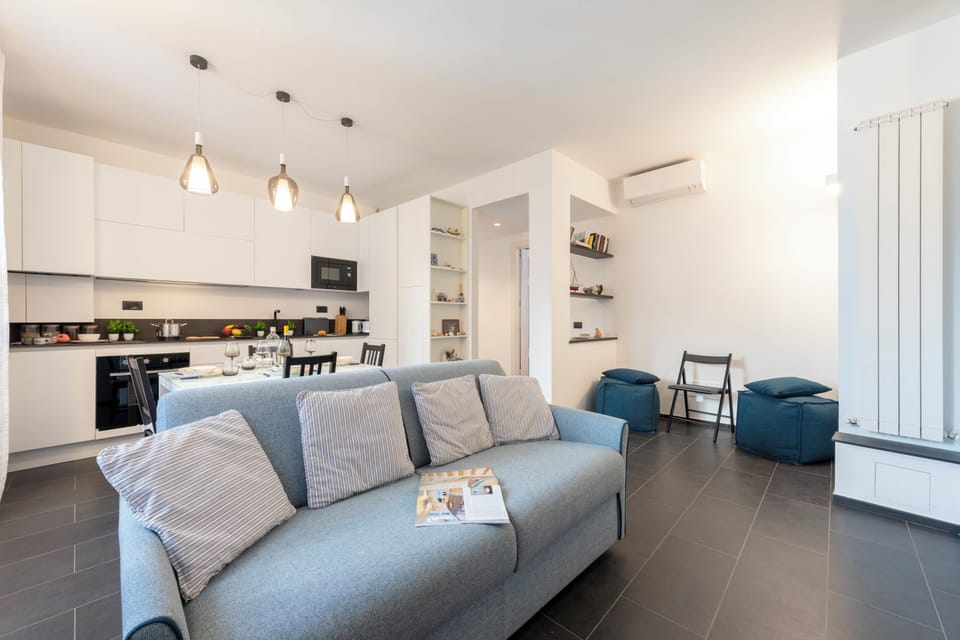 Family Apartment, Multiple Bedrooms, 2 Bathrooms, Sea Facing (Charming Flat Sestri Levante) | Living area | 21-inch Smart TV with cable channels
