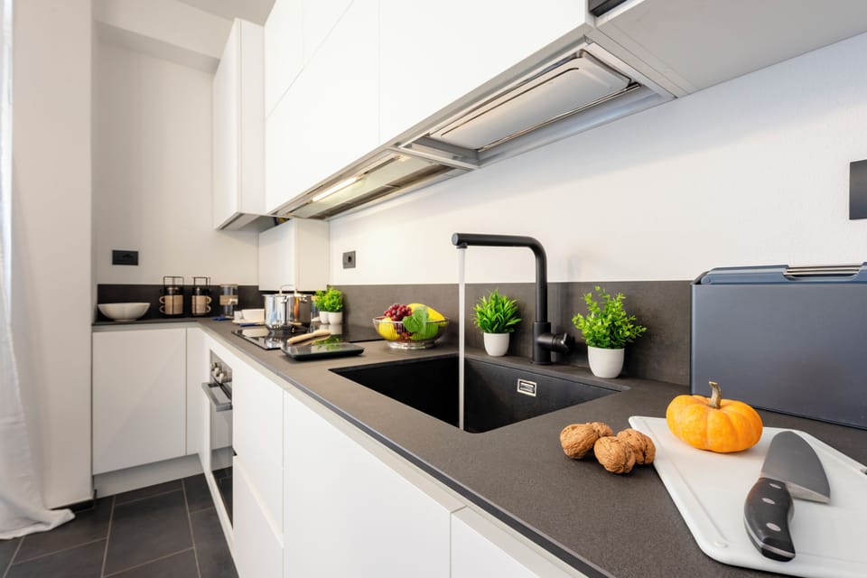 Family Apartment, Multiple Bedrooms, 2 Bathrooms, Sea Facing (Charming Flat Sestri Levante) | Private kitchen | Fridge, microwave, oven, stovetop