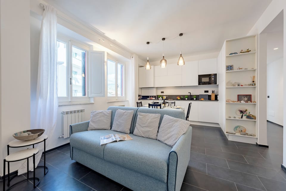 Family Apartment, Multiple Bedrooms, 2 Bathrooms, Sea Facing (Charming Flat Sestri Levante) | Living area | 21-inch Smart TV with cable channels