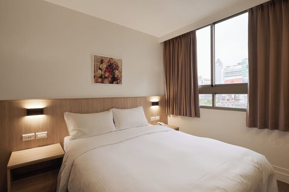 Business Double Room, 1 Double Bed | Down comforters, desk, soundproofing, rollaway beds