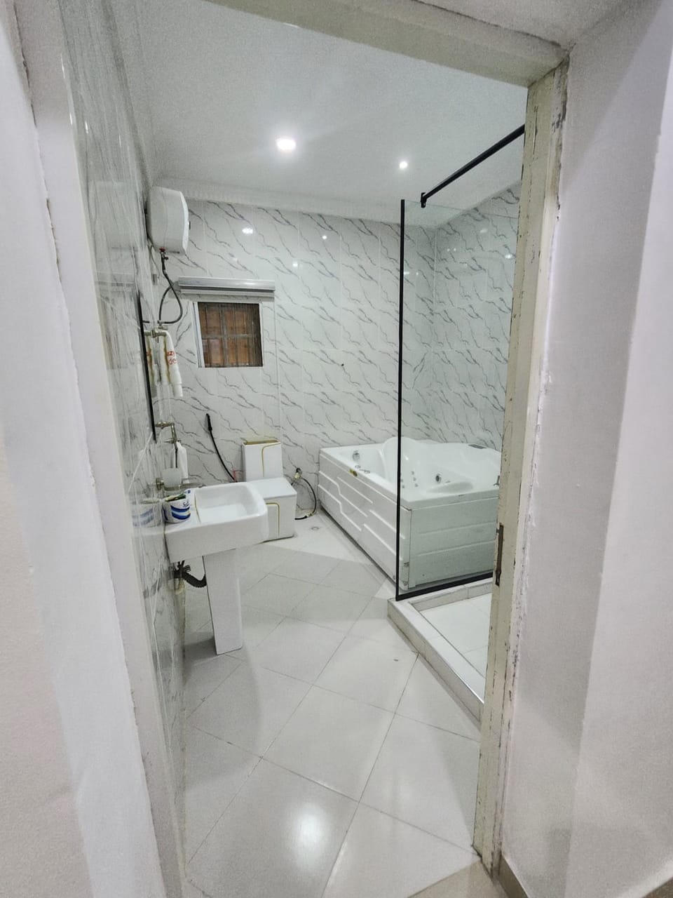 Shower, rainfall showerhead, free toiletries, towels