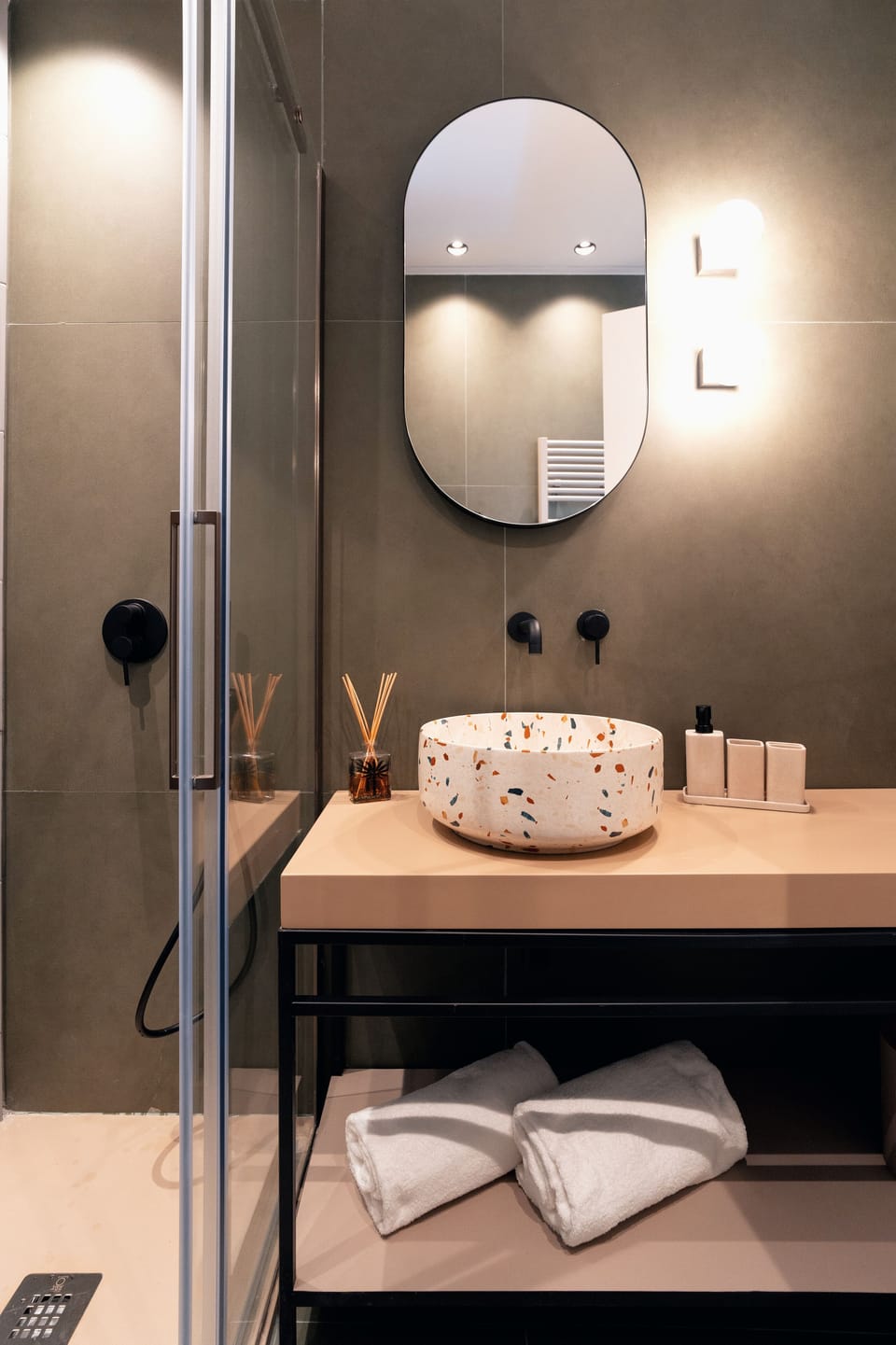 Shower, rainfall showerhead, free toiletries, hair dryer
