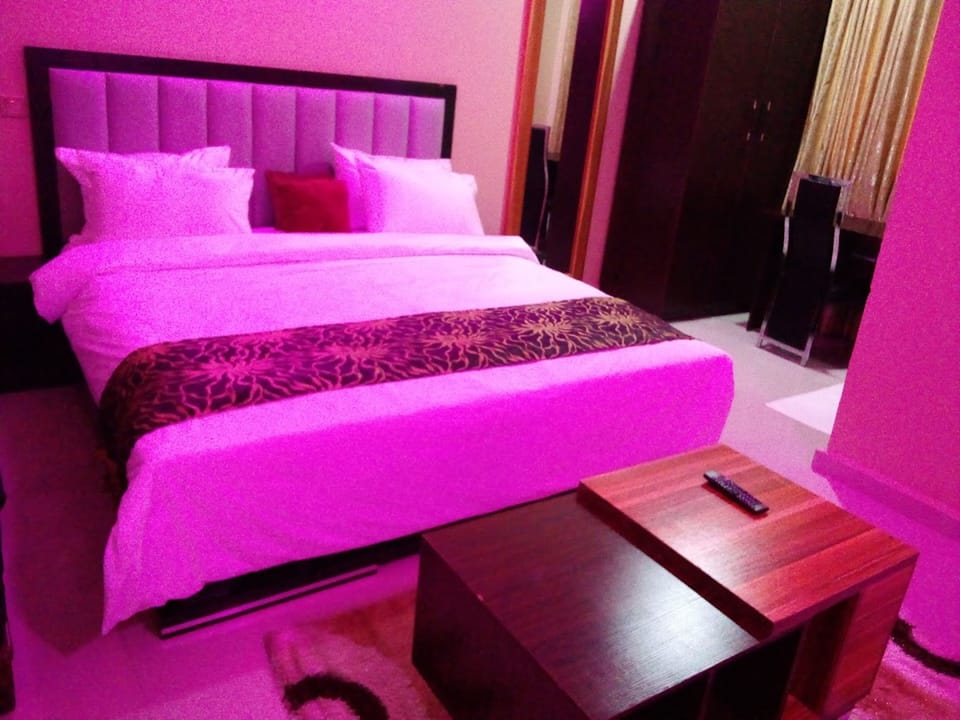 Classic Room | Premium bedding, memory foam beds, desk, laptop workspace