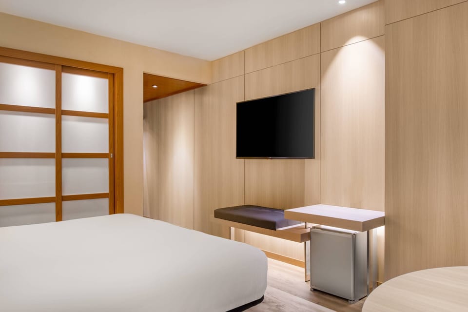 Standard Room, 1 Queen Bed | Hypo-allergenic bedding, minibar, in-room safe, desk