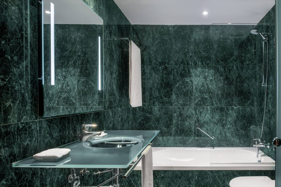 Combined shower/tub, free toiletries, hair dryer, bidet