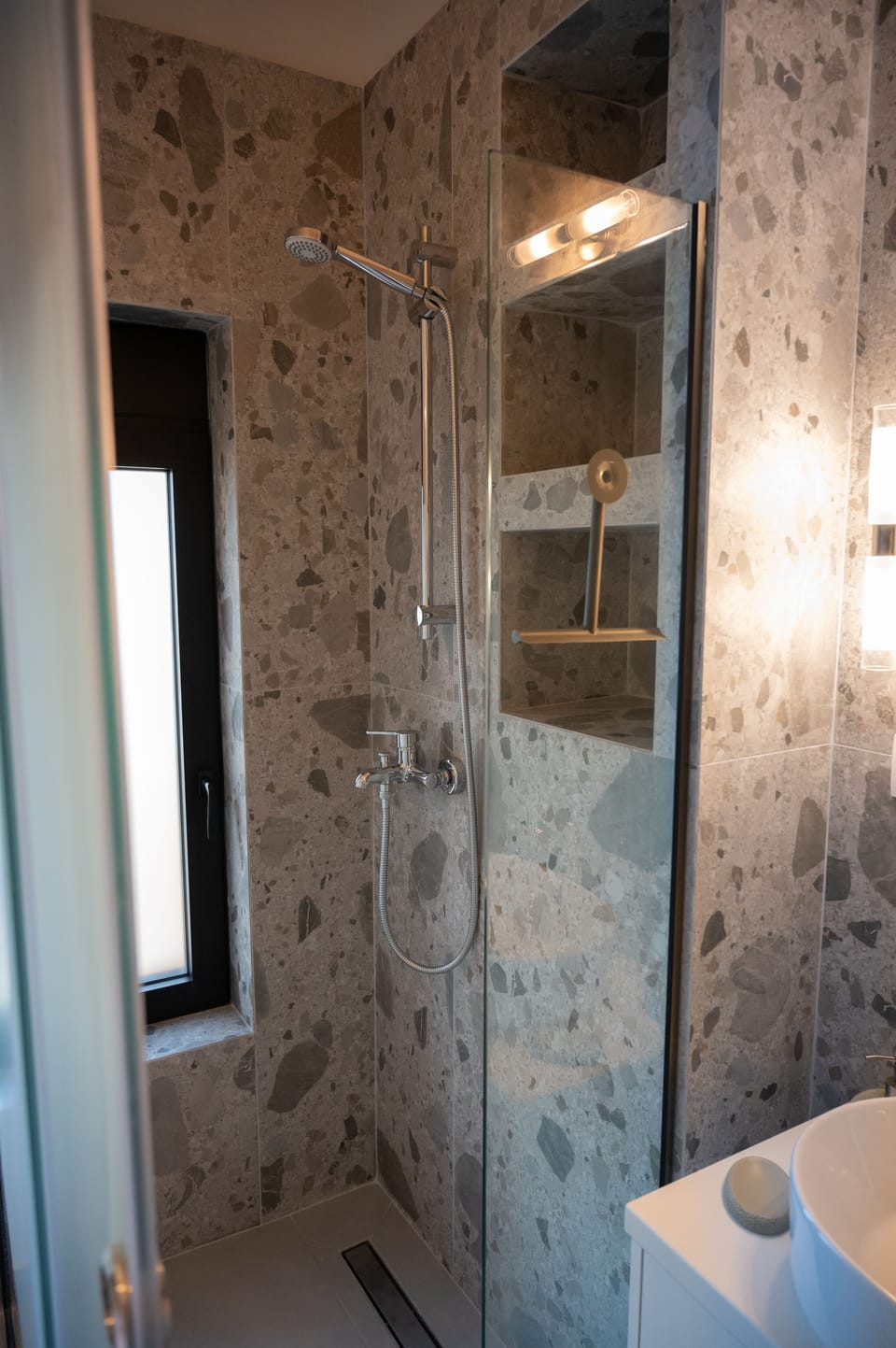Luxury Duplex | Bathroom | Shower, hydromassage showerhead, hair dryer, towels