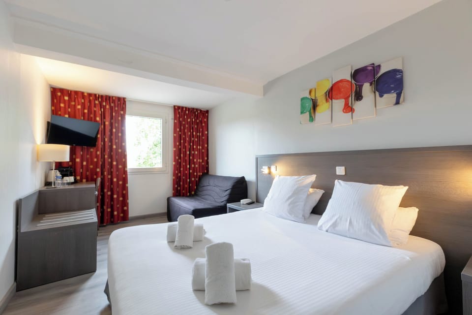 Superior Room (Chambre Supérieure vue vignes) | Premium bedding, desk, blackout drapes, soundproofing