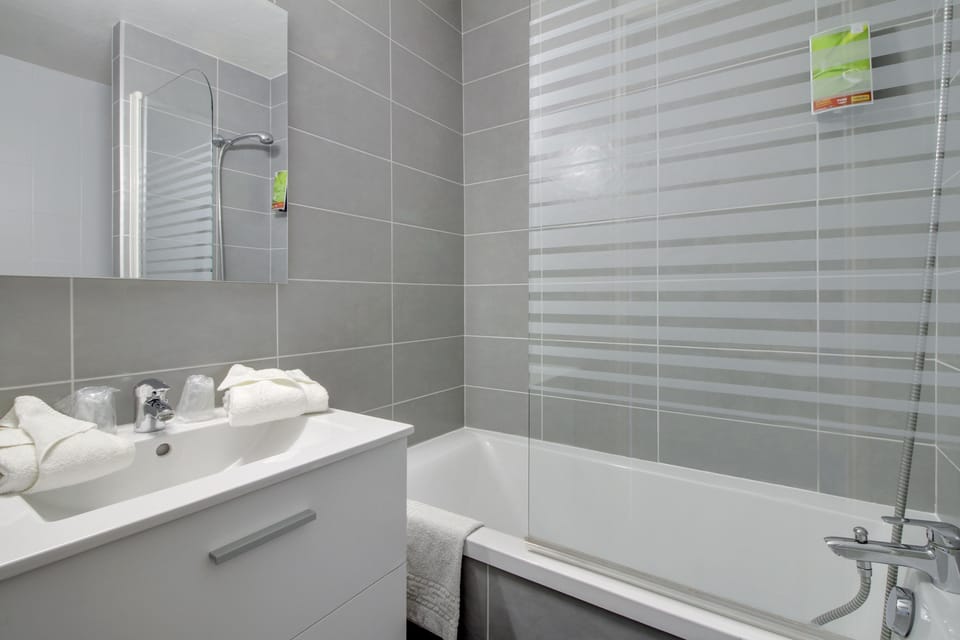 Combined shower/tub, eco-friendly toiletries, hair dryer, towels