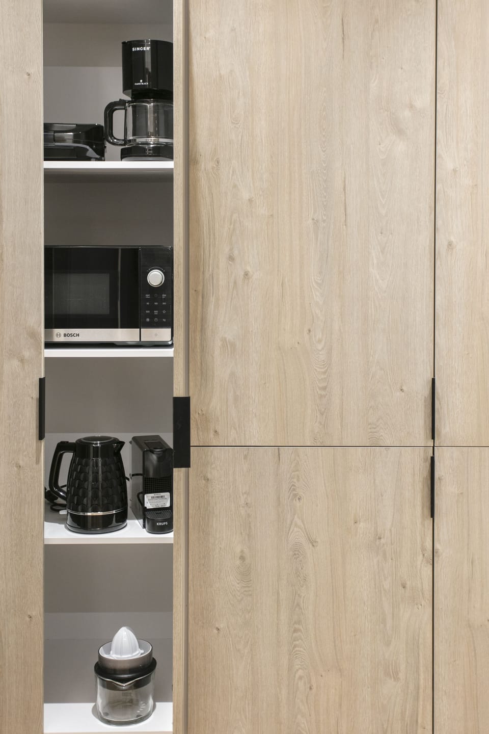 Luxury Apartment, 3 Bedrooms, Air conditioning | Private kitchen | Full-size fridge, microwave, oven, stovetop
