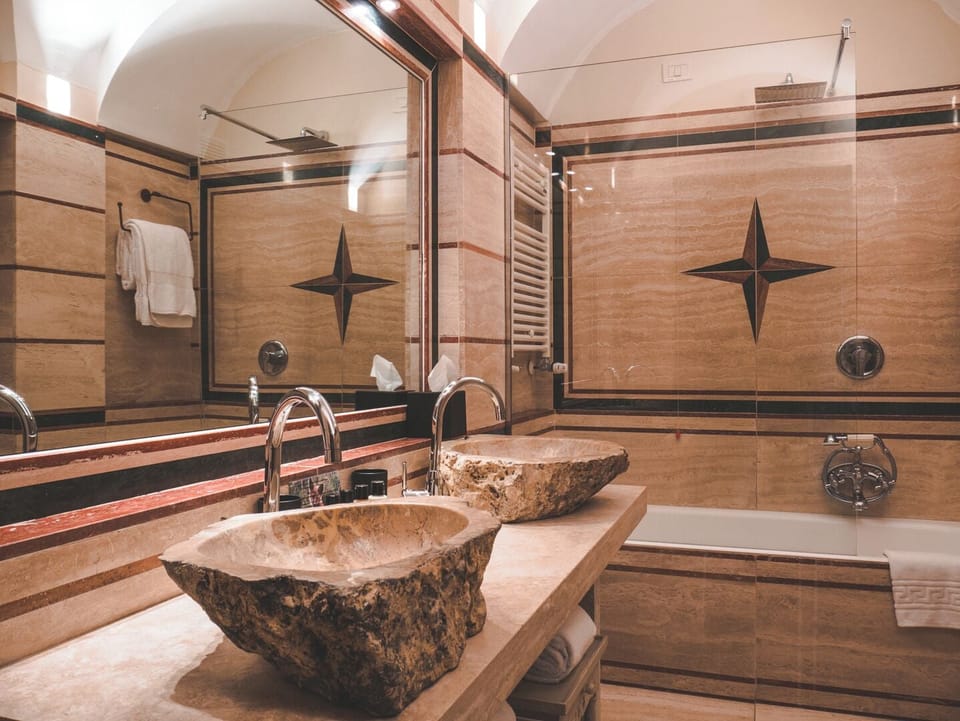 Grand Suite, 2 Bedrooms, Valley View (Con 1 o 2 Bagni) | Bathroom | Designer toiletries, hair dryer, bathrobes, slippers