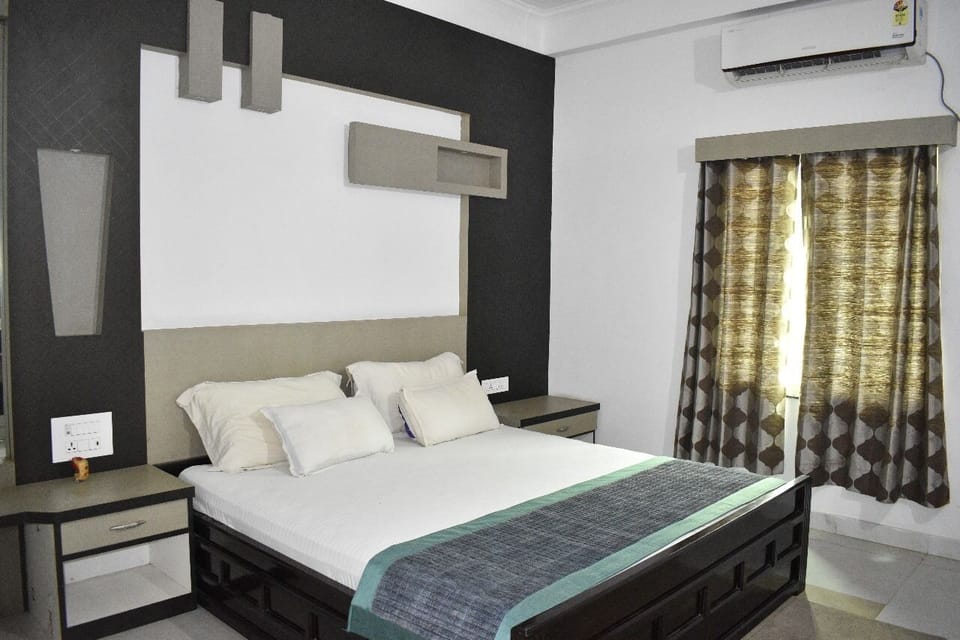 Luxury Suite, City View | In-room safe, iron/ironing board, WiFi (free), bed sheets