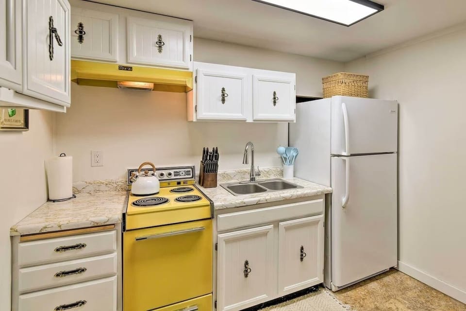 House, 3 Bedrooms | Private kitchen | Fridge, oven, coffee/tea maker