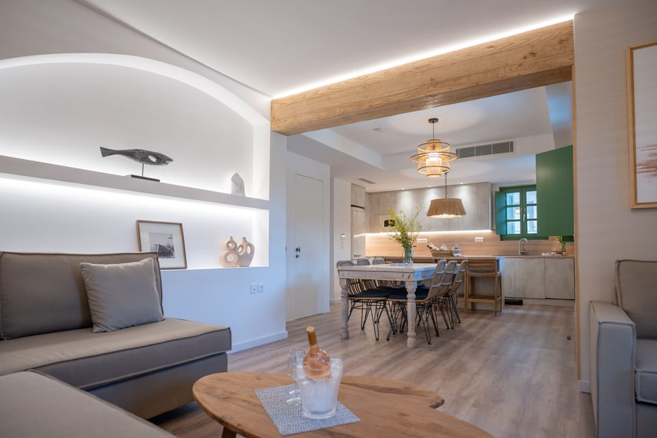 Superior Villa | Living area | Netflix, streaming services