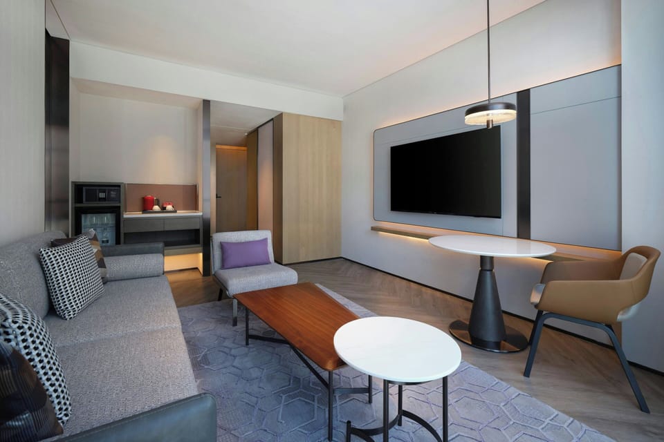 Suite, 1 Bedroom, City View | Living room