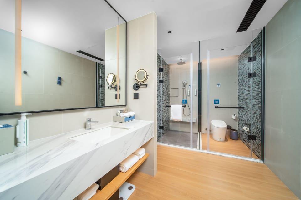 Business Suite, 1 King Bed | Bathroom | Shower, rainfall showerhead, free toiletries, hair dryer