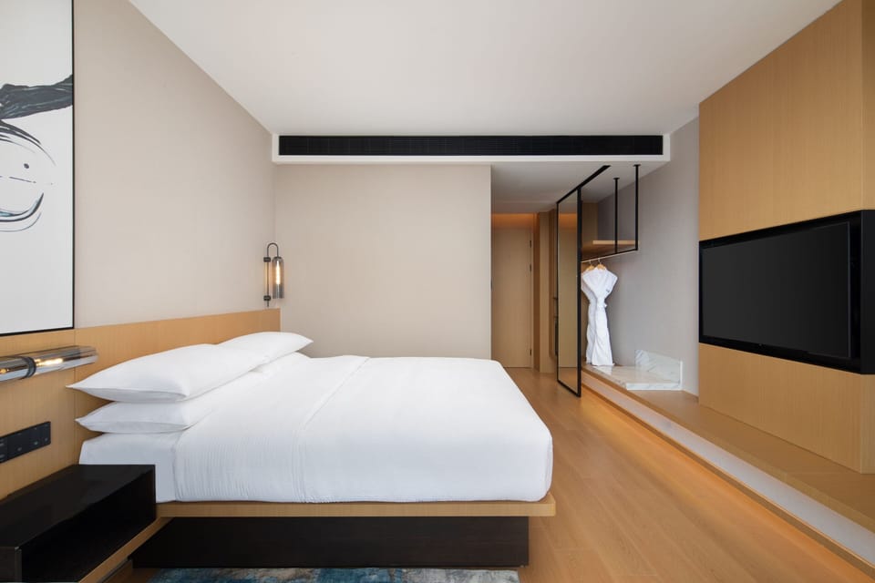 Down comforters, in-room safe, desk, blackout drapes