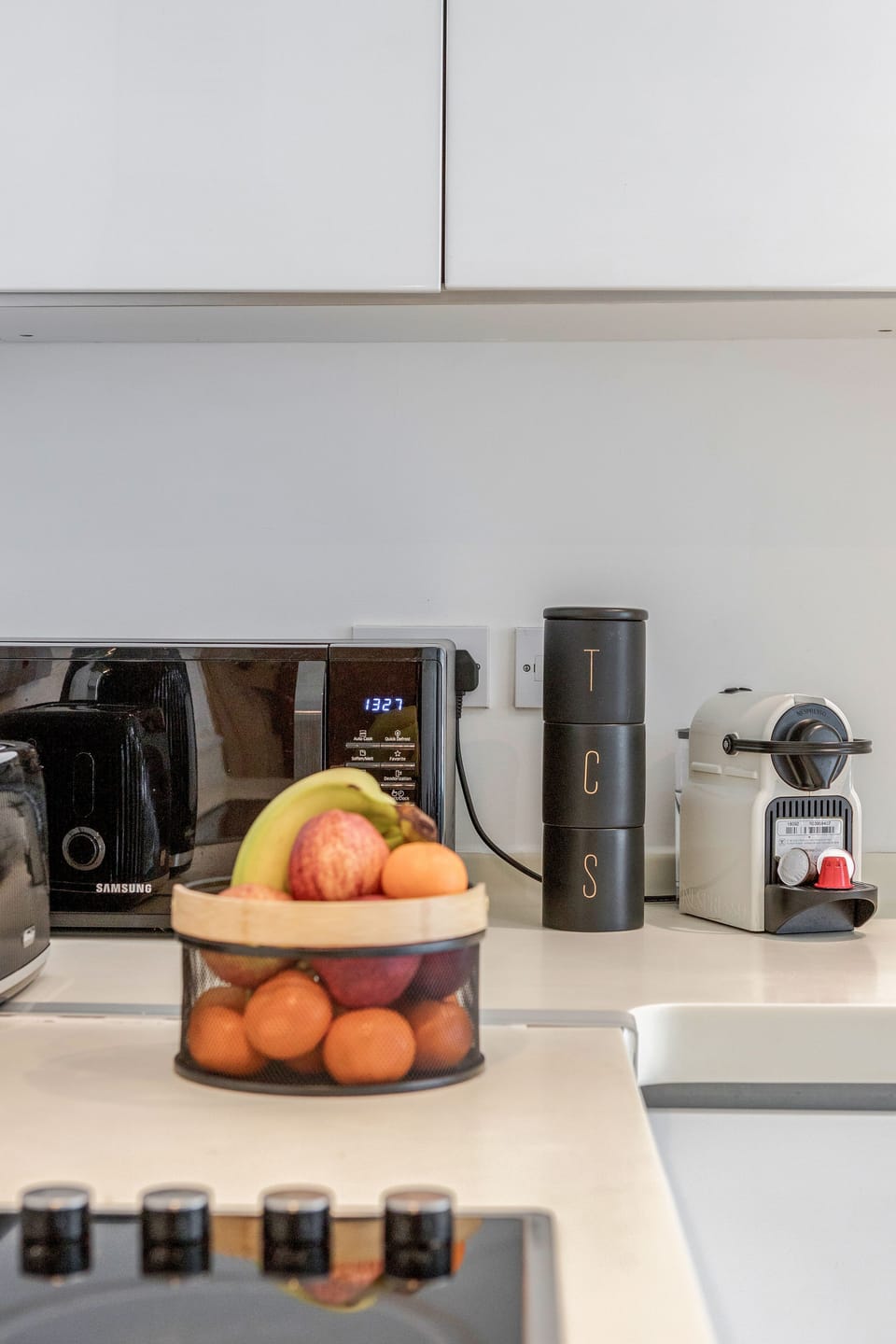 Full-size fridge, microwave, oven, stovetop