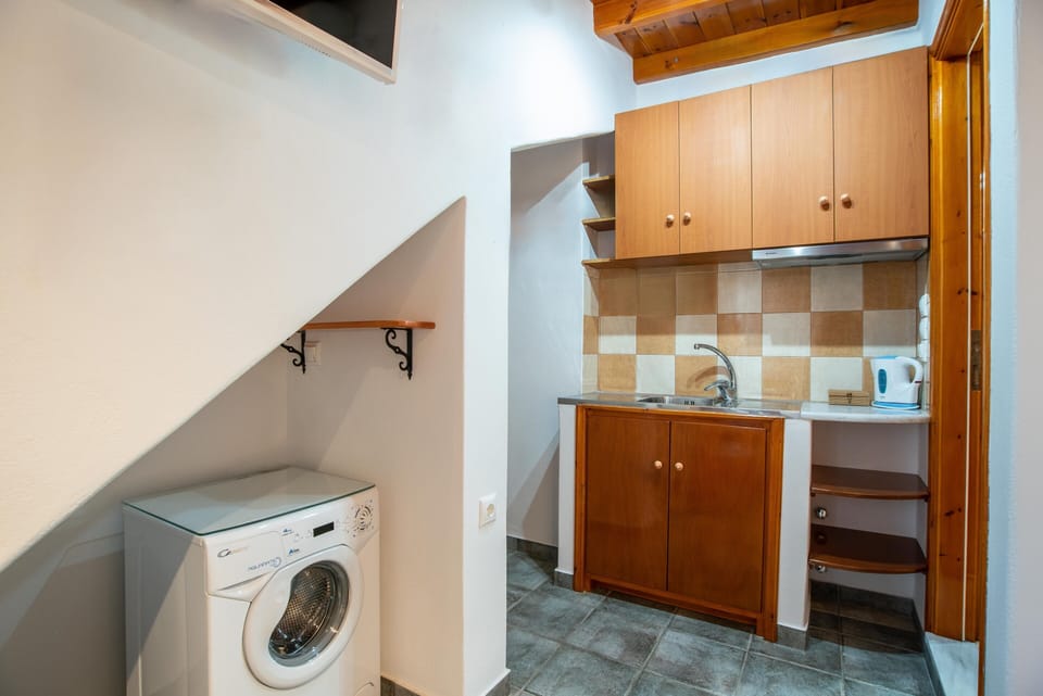 Room, 1 Bedroom, Smoking, Balcony | Laundry