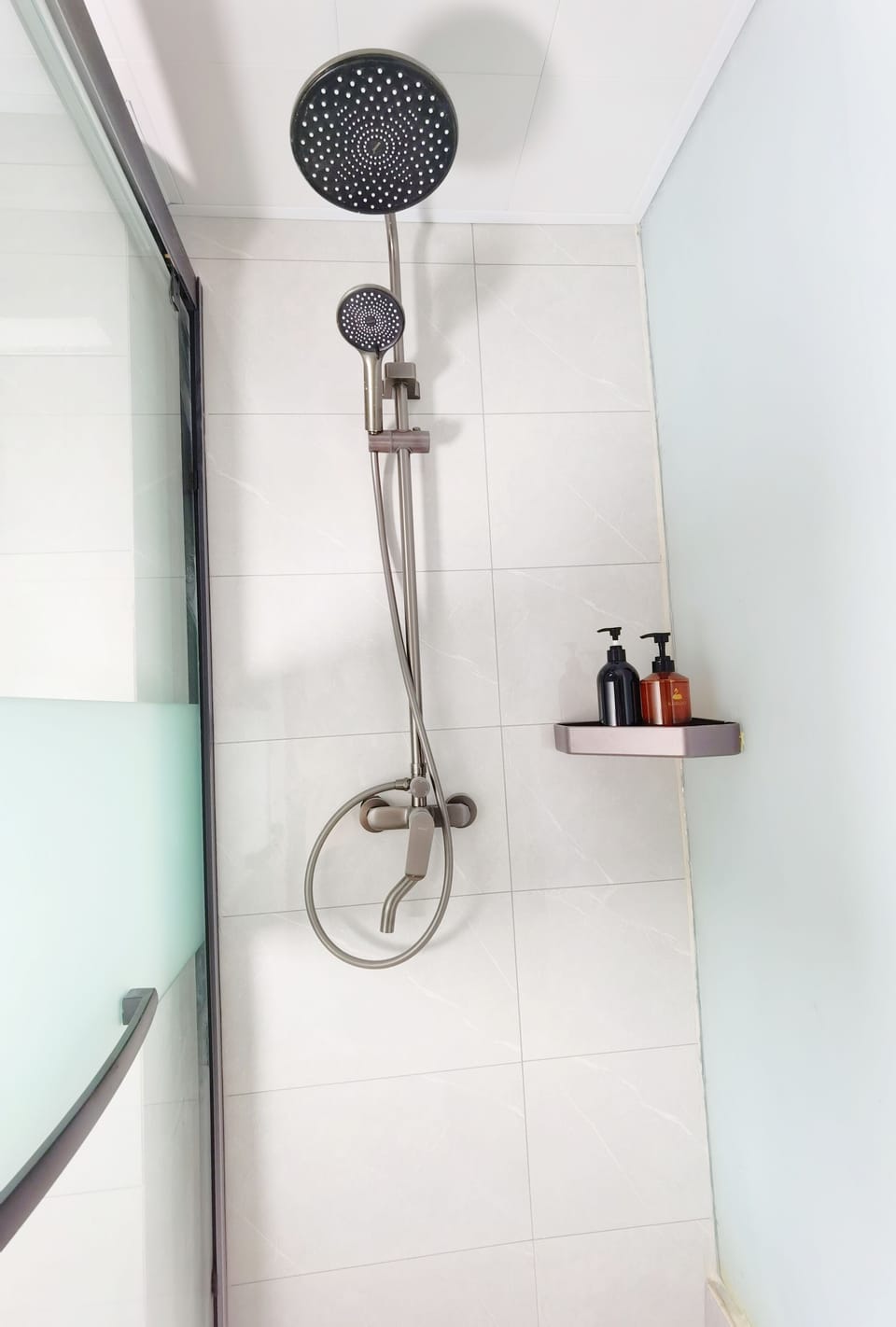 Shower, rainfall showerhead, free toiletries, hair dryer