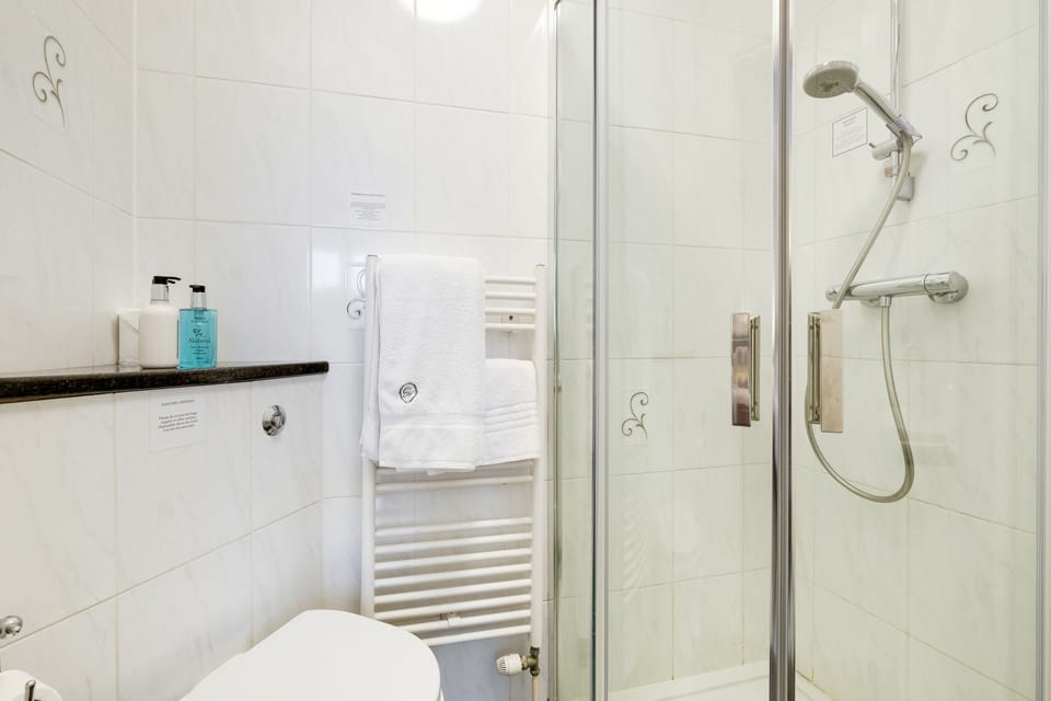 Economy Double Room, 1 Queen Bed, Non Smoking, Private Bathroom | Bathroom | Eco-friendly toiletries, hair dryer, towels, soap