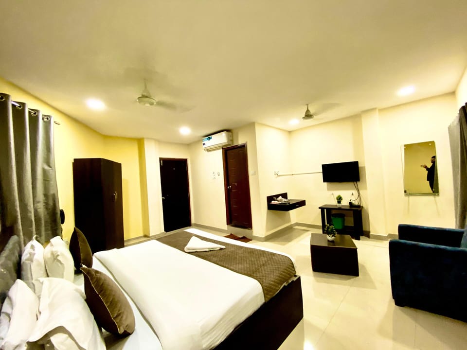 Standard Room, 1 King Bed, City View | Egyptian cotton sheets, premium bedding, Select Comfort beds, desk