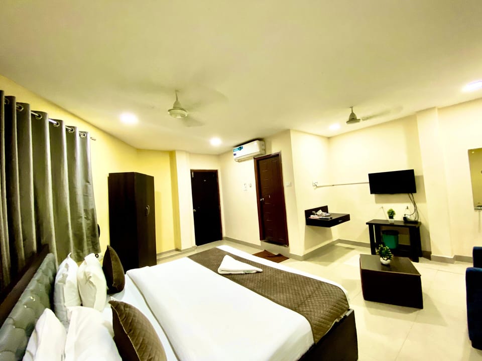 Deluxe Room | Egyptian cotton sheets, premium bedding, Select Comfort beds, desk