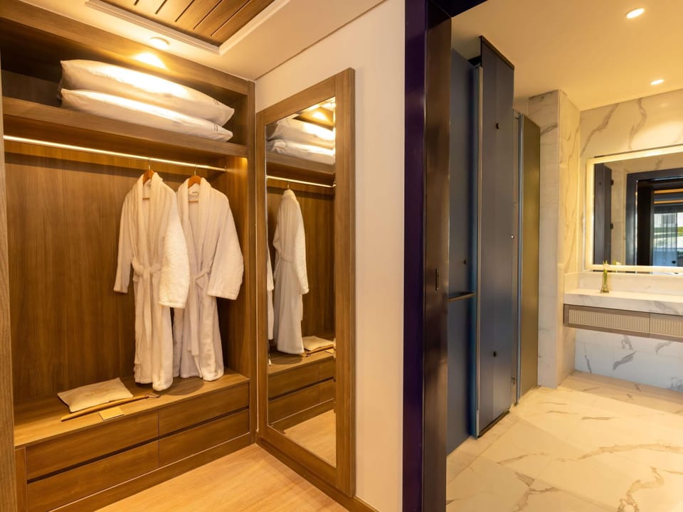Deluxe Room Beach side | Premium bedding, free minibar, in-room safe, blackout drapes
