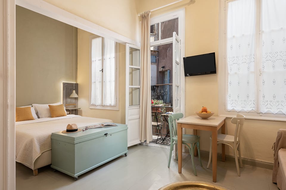 Deluxe Studio, Non Smoking, Private Bathroom | Individually decorated, laptop workspace, blackout drapes