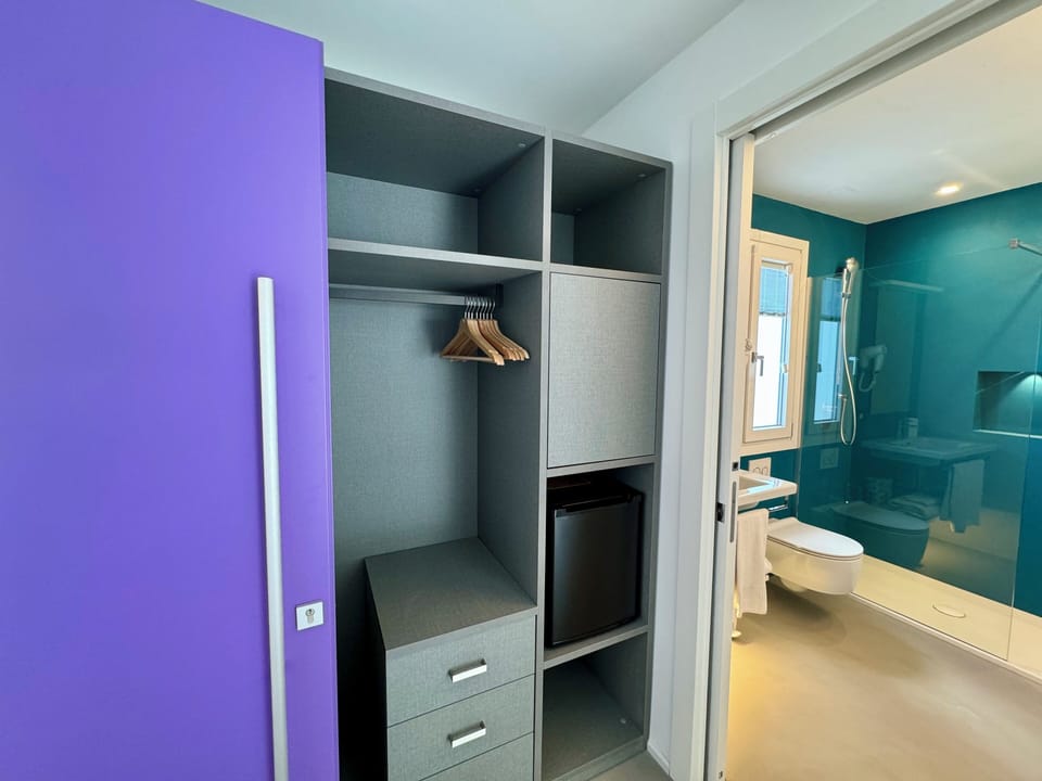 Comfort Room | Desk, WiFi (free)